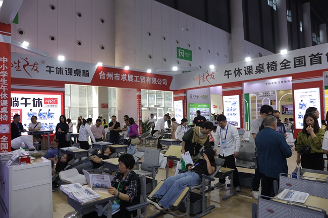 臺州市求展工貿攜“師生之友”亮相第87屆中國教育裝備展，午休課桌椅引領校園健康新風尚